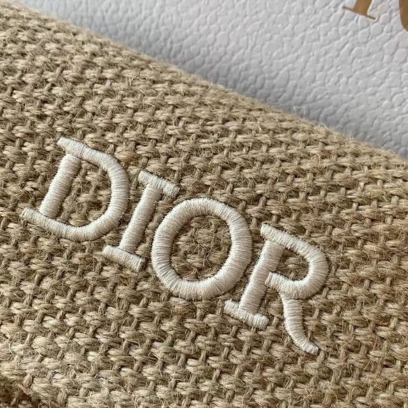 New in Box Dior Raffia GWP Shoulder Bag - Picture 5 of 7